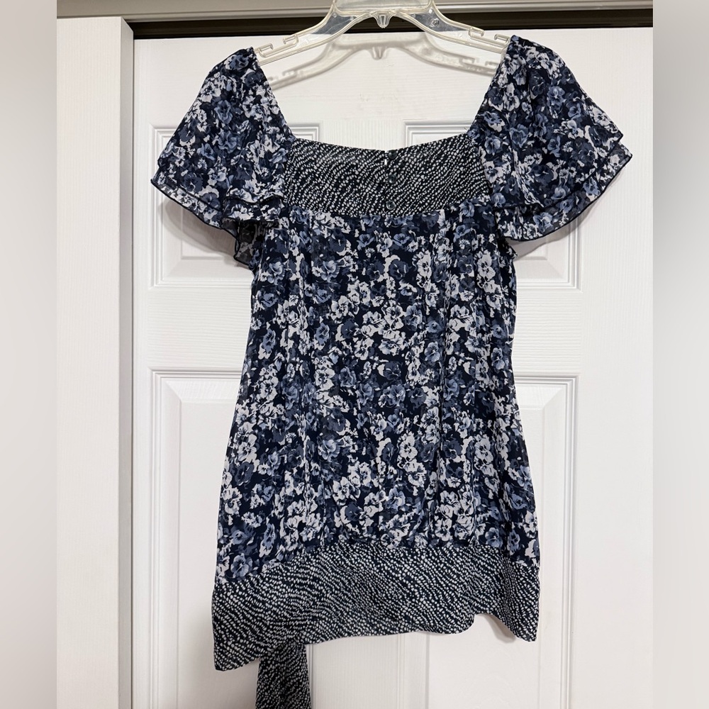 *Apt. 9 Blue and White Floral Blouson Top - Size Medium - Picture 4 of 7